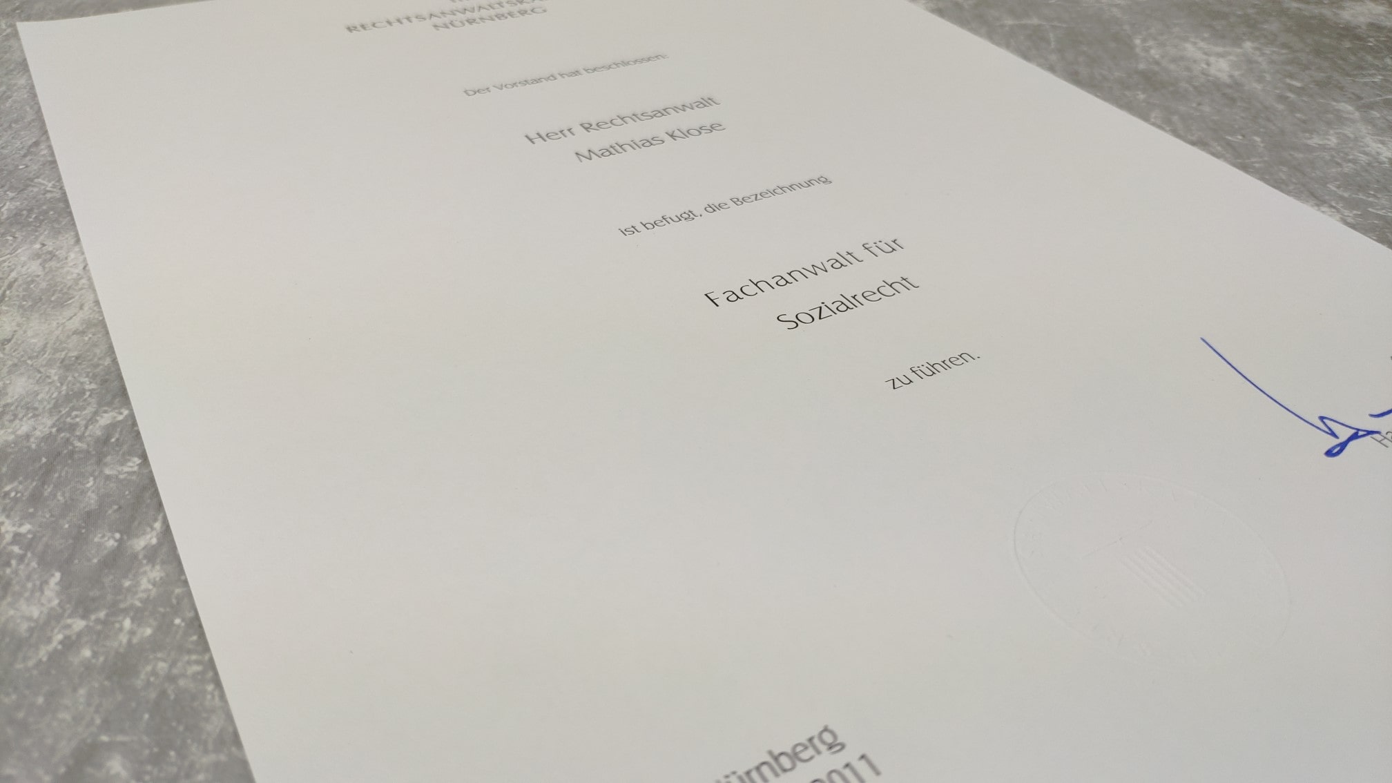 Im Bild: Urkunde der Rechtsanwaltskammer Nürnberg für Rechtsanwalt Mathias Klose über die Verleihung der Befugnis zum Führen der Bezeichnung Fachanwalt für Sozialrecht aus dem Jahr 2011