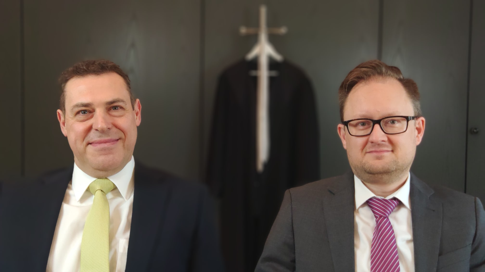 Im Bild: Rechtsanwalt Dr. Martin Bartmann (links) und Rechtsanwalt Mathias Klose (rechts)